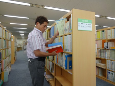 8万冊を超える23区行政情報が一般公開。（飯田橋「区政会館」にて・・・）